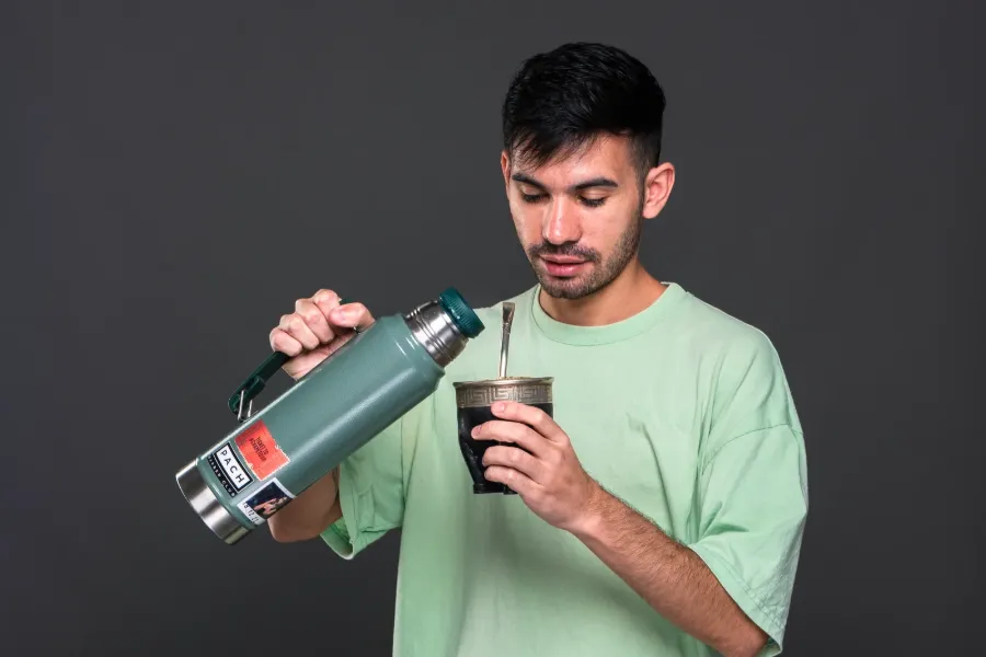 Noah Camacho cebando un mate