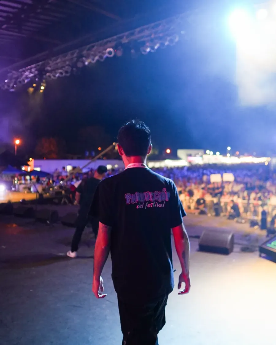 Noah Camacho produciendo un festival