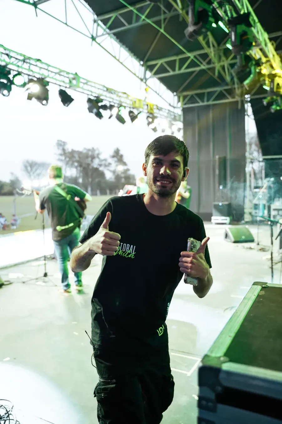 Noah Camacho como road manager en el escenario