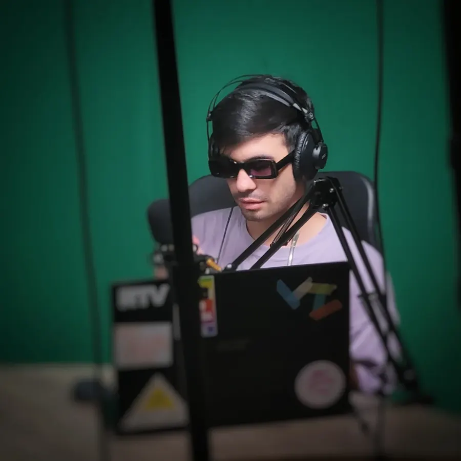 Noah Camacho creando contenido en estudio